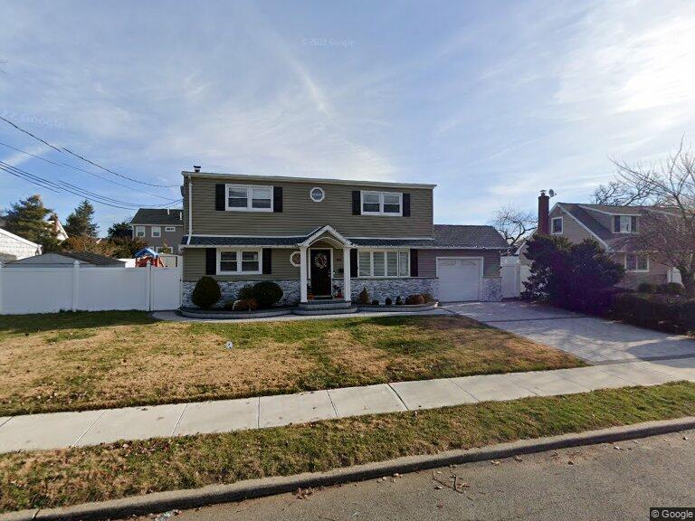 55 W Walnut St, Farmingdale, NY 11735 - photo 1