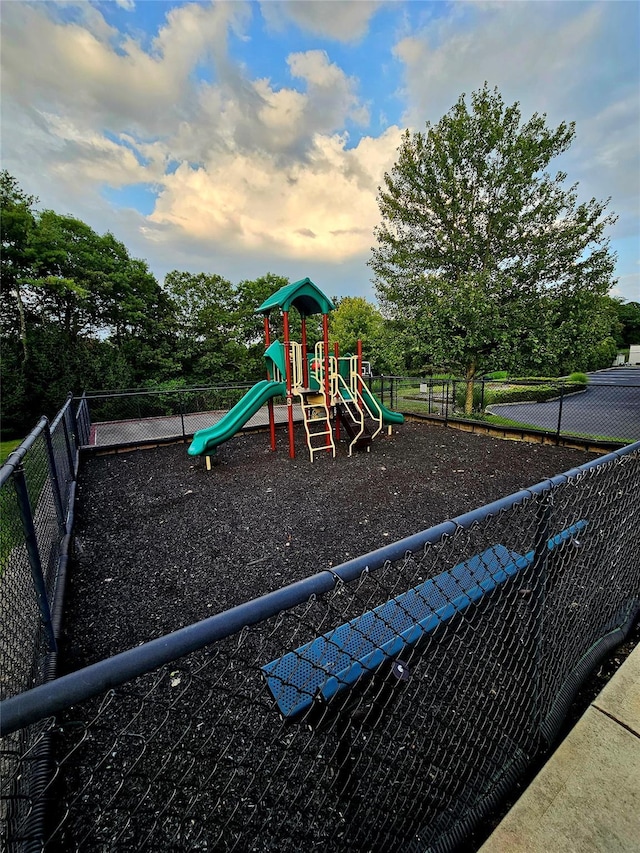 124 Wildwood Cir, Holtsville, NY 11742 - photo 23