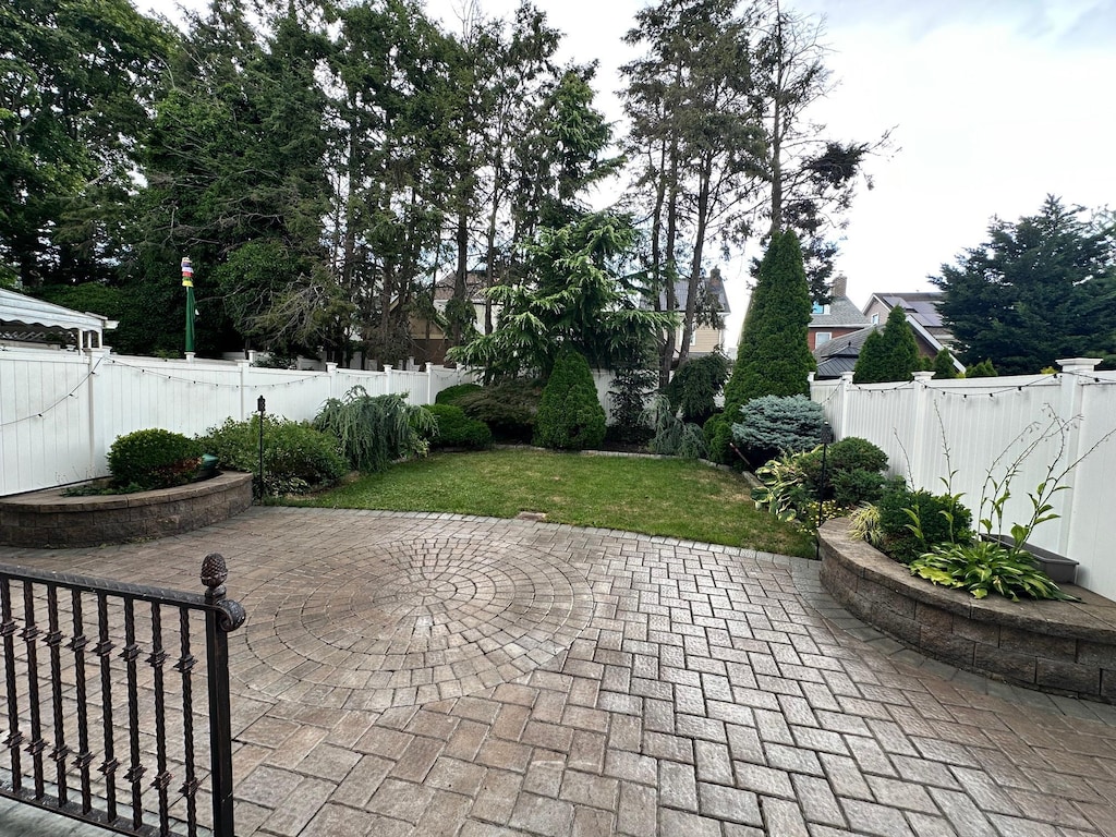 54-45 63rd Pl, Maspeth, NY 11378 - photo 3