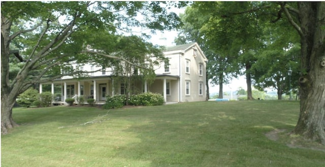 view of front facade featuring a porch and a front yard