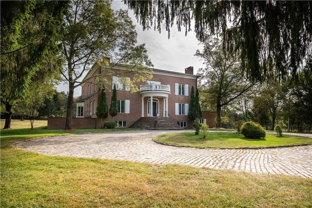 view of front of house with a front lawn