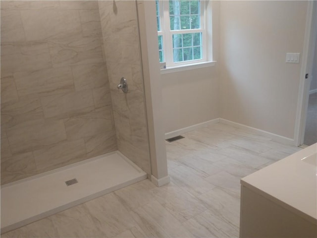 bathroom featuring a tile shower