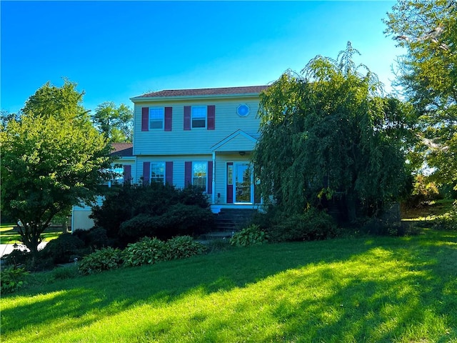 view of front of house featuring a front lawn