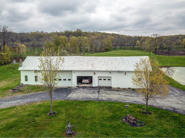 view of front facade with a front lawn and a garage