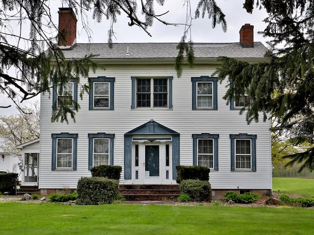 view of front of property featuring a front yard