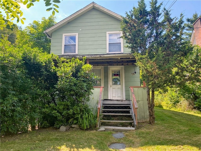 view of front of home featuring a front lawn