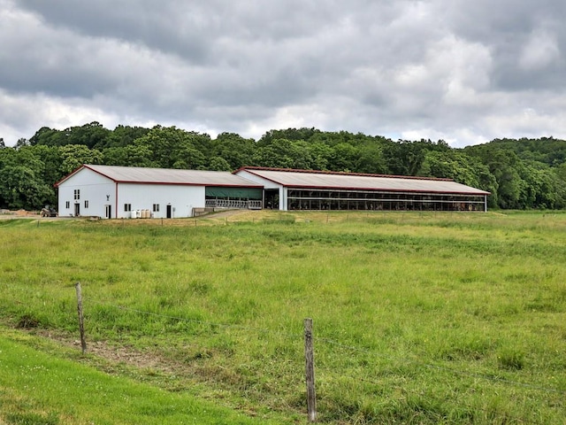 view of yard with an outbuilding