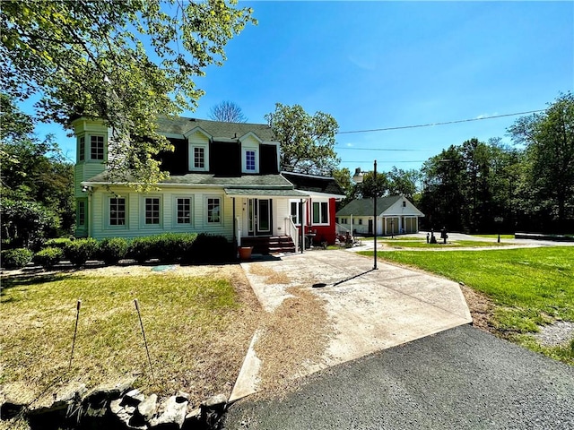 view of front of home featuring a front lawn