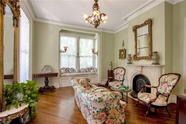 living area with ornamental molding, dark wood-type flooring, and a notable chandelier