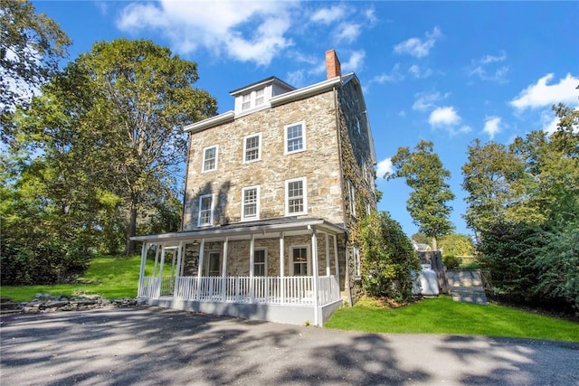 view of front of property featuring a front yard and a porch