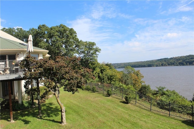 view of yard featuring a water view