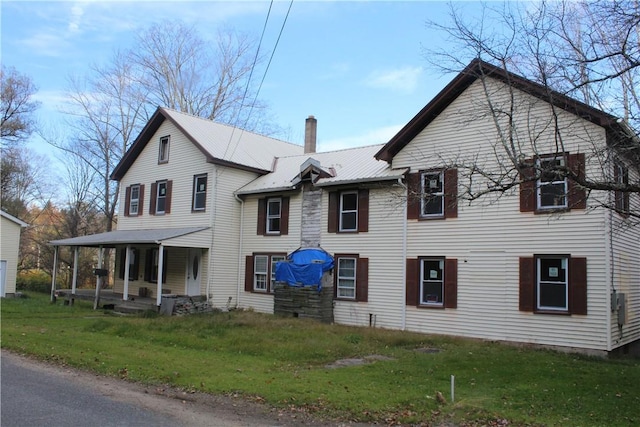 view of front of home featuring covered porch and a front lawn