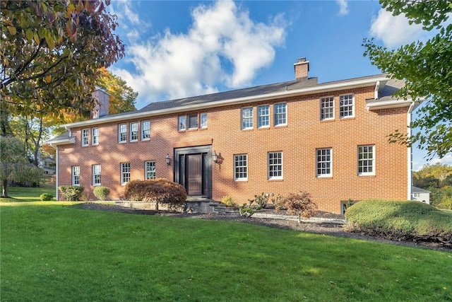 view of front of property featuring a front lawn