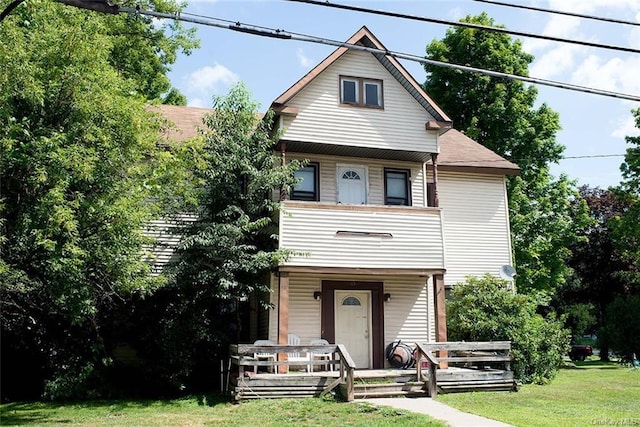 view of front of house featuring a front lawn