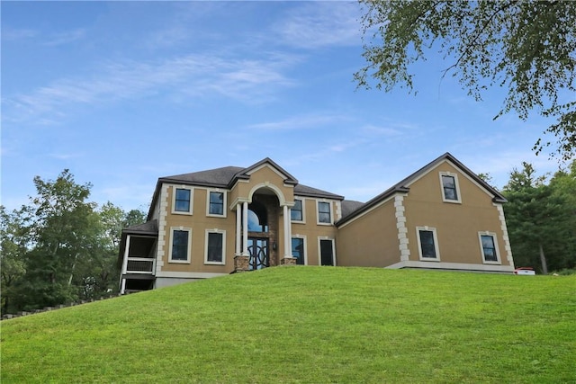 view of front of house featuring a front yard