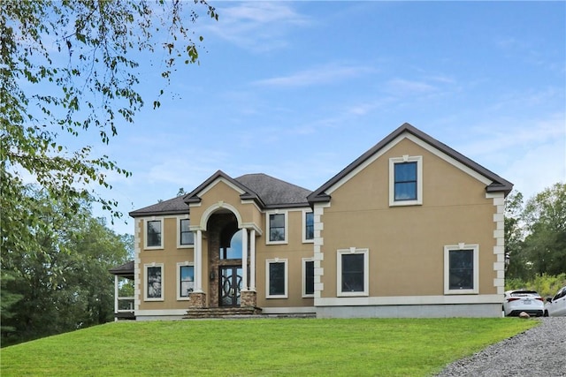 view of front facade featuring a front lawn