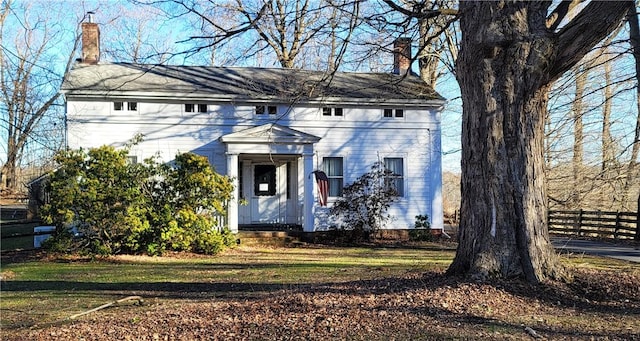 view of front facade featuring a front yard