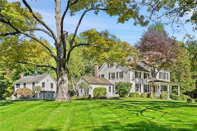 colonial house featuring a front yard