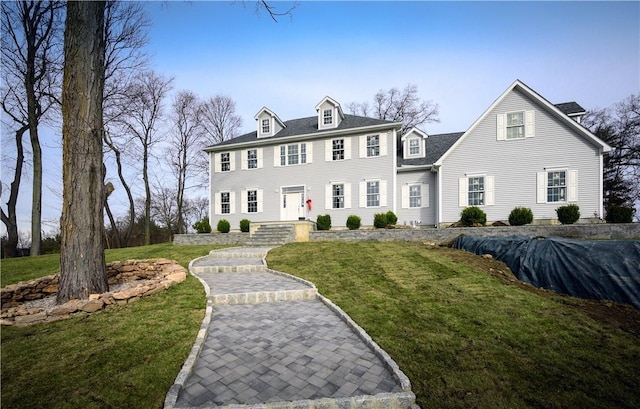 colonial home featuring a front yard