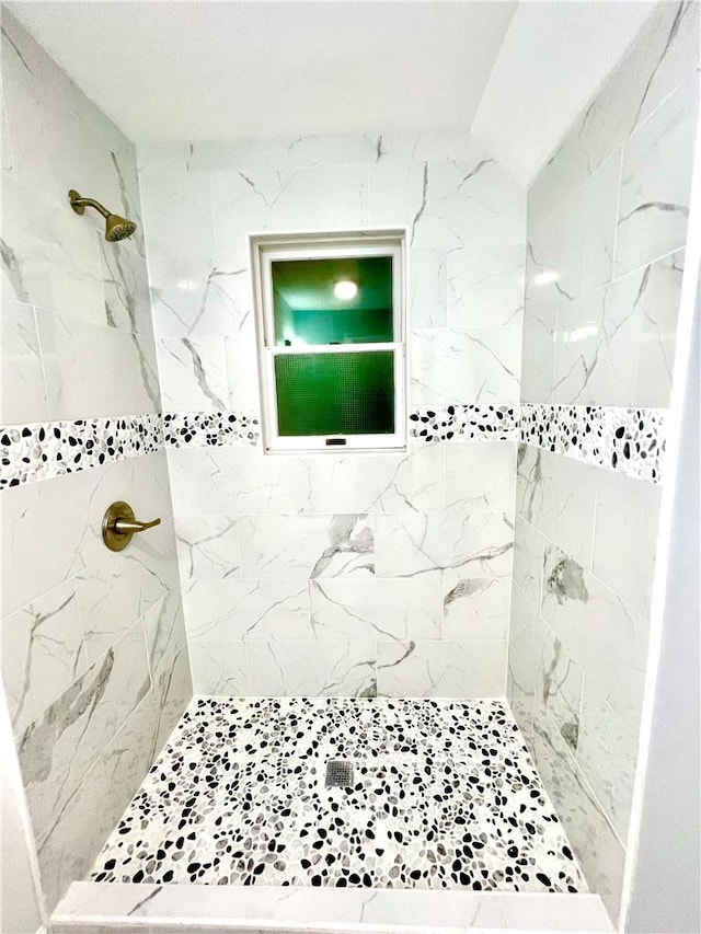 bathroom featuring a tile shower