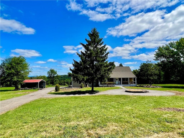 view of front of house featuring a front lawn