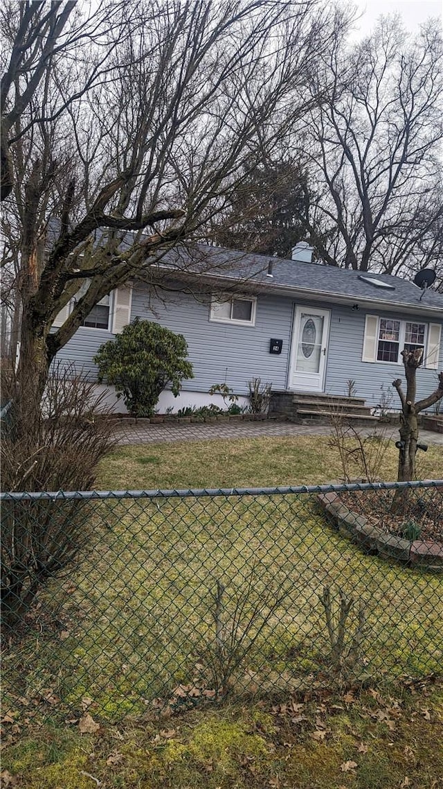 view of front of home featuring a front lawn