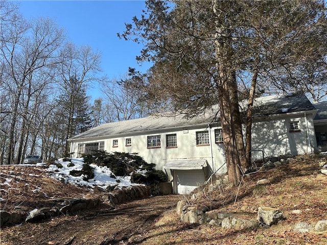 view of front facade featuring a garage