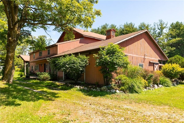 view of side of property featuring a yard