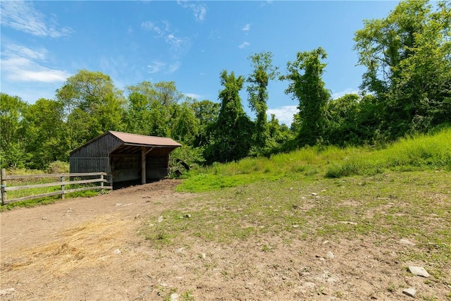 view of yard featuring an outdoor structure