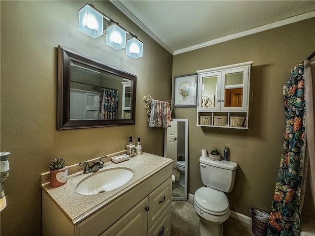 bathroom featuring a shower with curtain, toilet, vanity, and ornamental molding