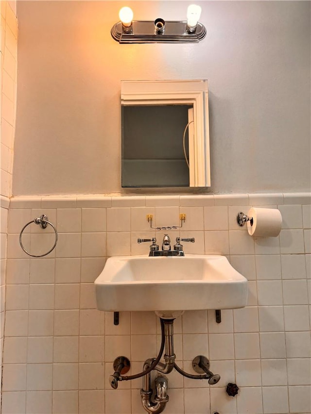 bathroom featuring sink