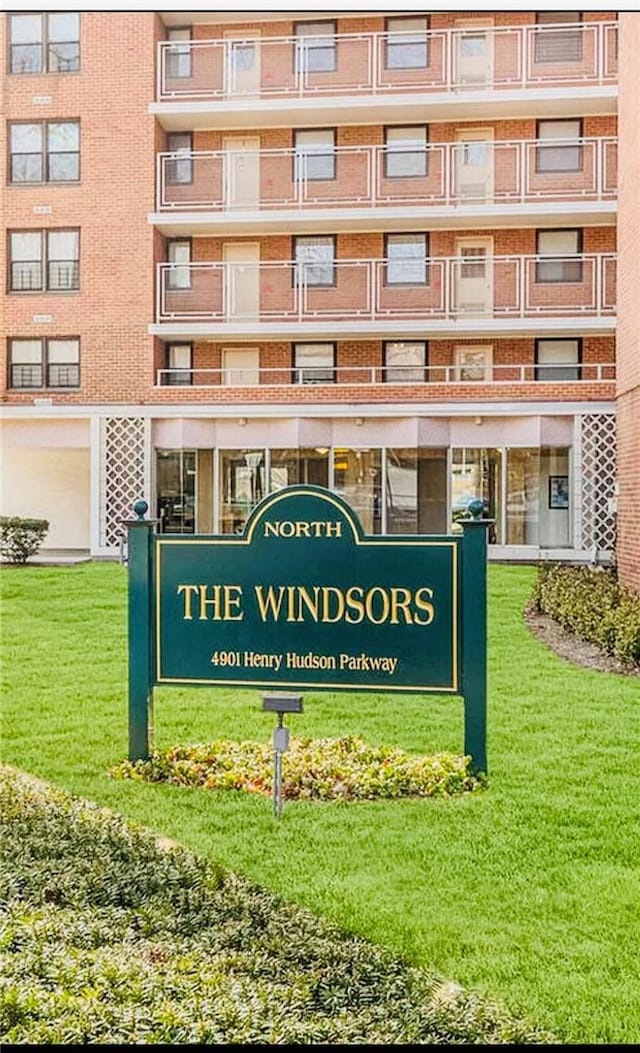 community / neighborhood sign with a lawn