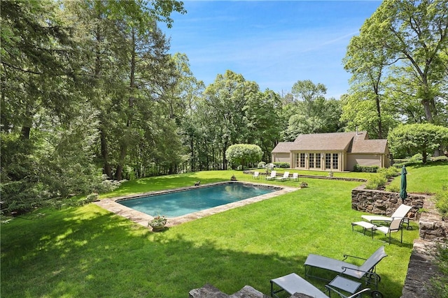 view of swimming pool with a yard