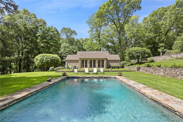 view of swimming pool with a yard