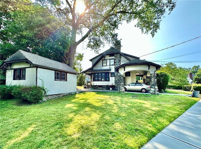 view of front of property featuring a front yard