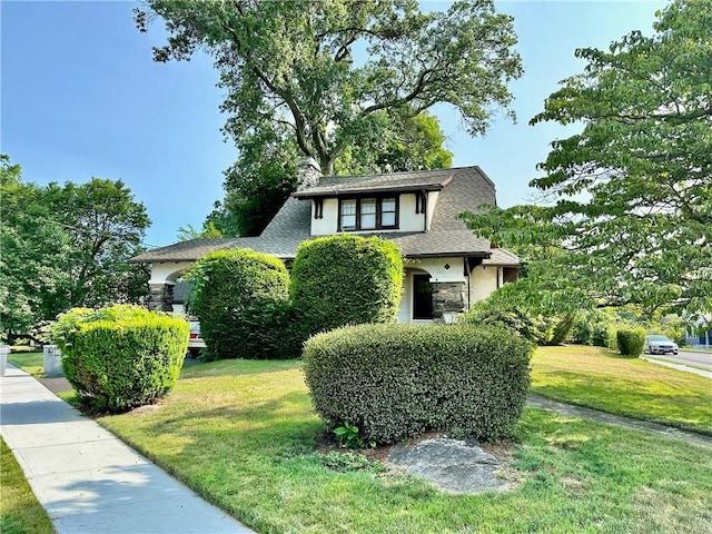 view of front of property with a front lawn