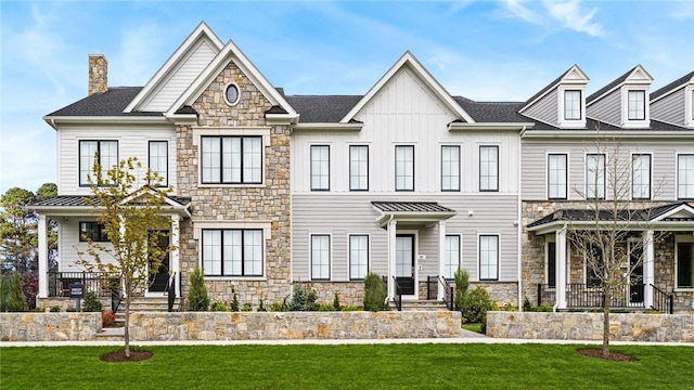 view of front facade featuring a front lawn