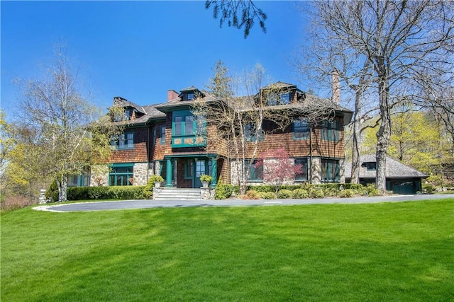 view of front of house featuring a front yard