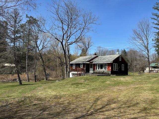 view of front of home featuring a front lawn and covered porch