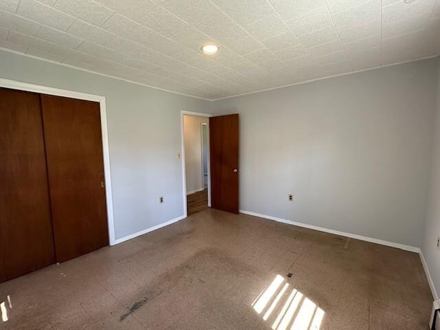 unfurnished bedroom featuring a closet