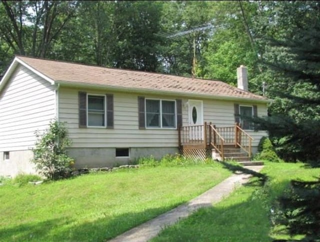 view of front of property with a front lawn