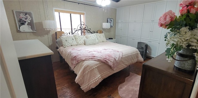 bedroom featuring ceiling fan, dark wood-type flooring, and a closet