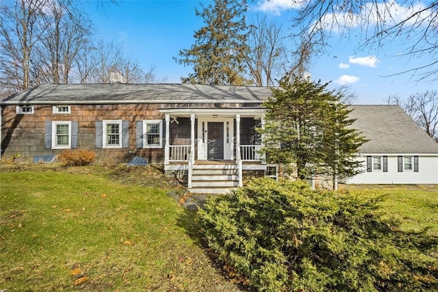 view of front of house featuring a front lawn