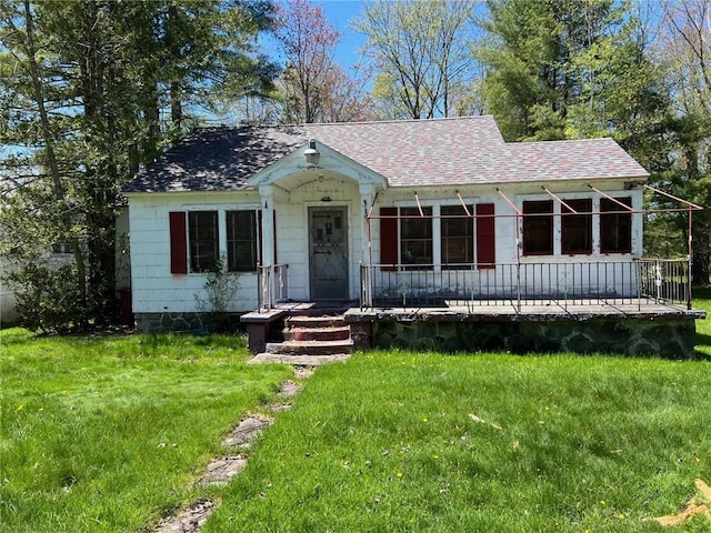 view of front facade featuring a front yard