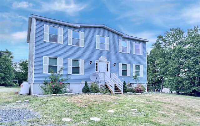 view of front of property featuring a front lawn