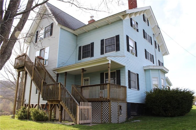 view of front facade featuring a front lawn and a porch