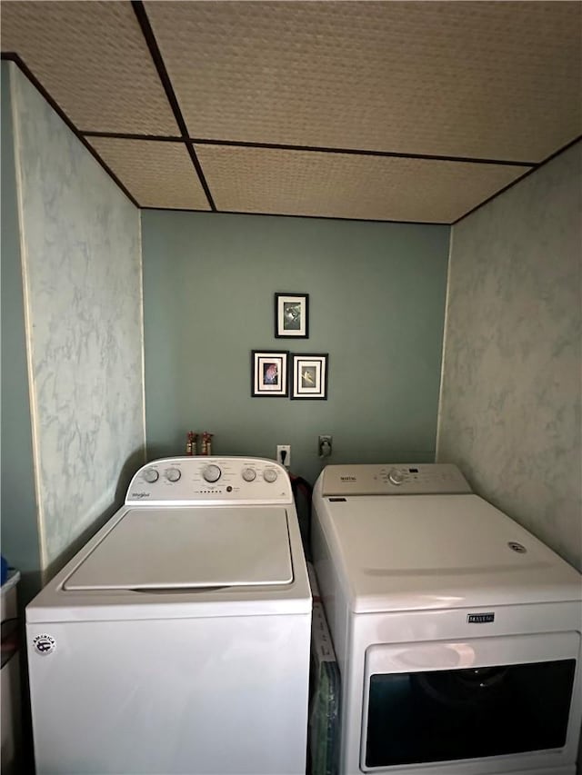 washroom featuring washing machine and clothes dryer