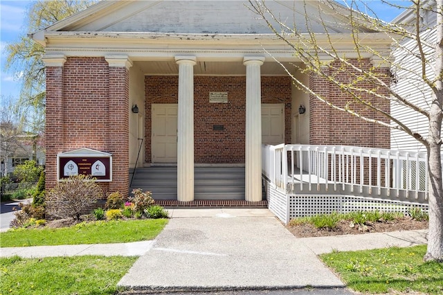 property entrance featuring a porch