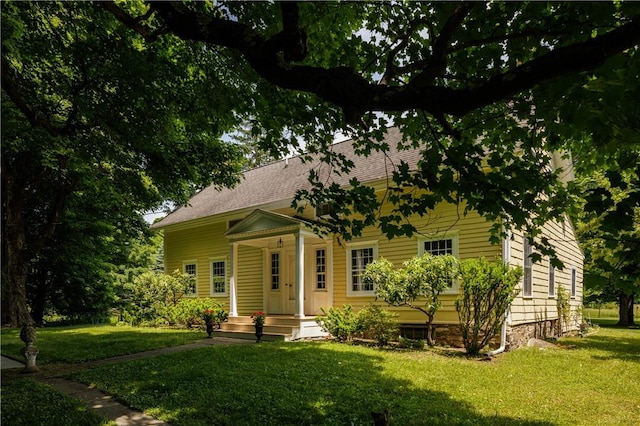 view of front of property with a front lawn