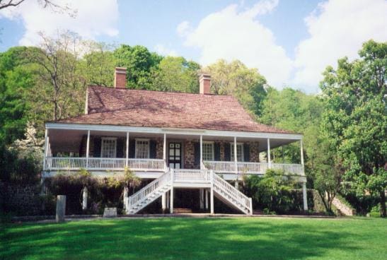 view of front of property with a front yard and covered porch